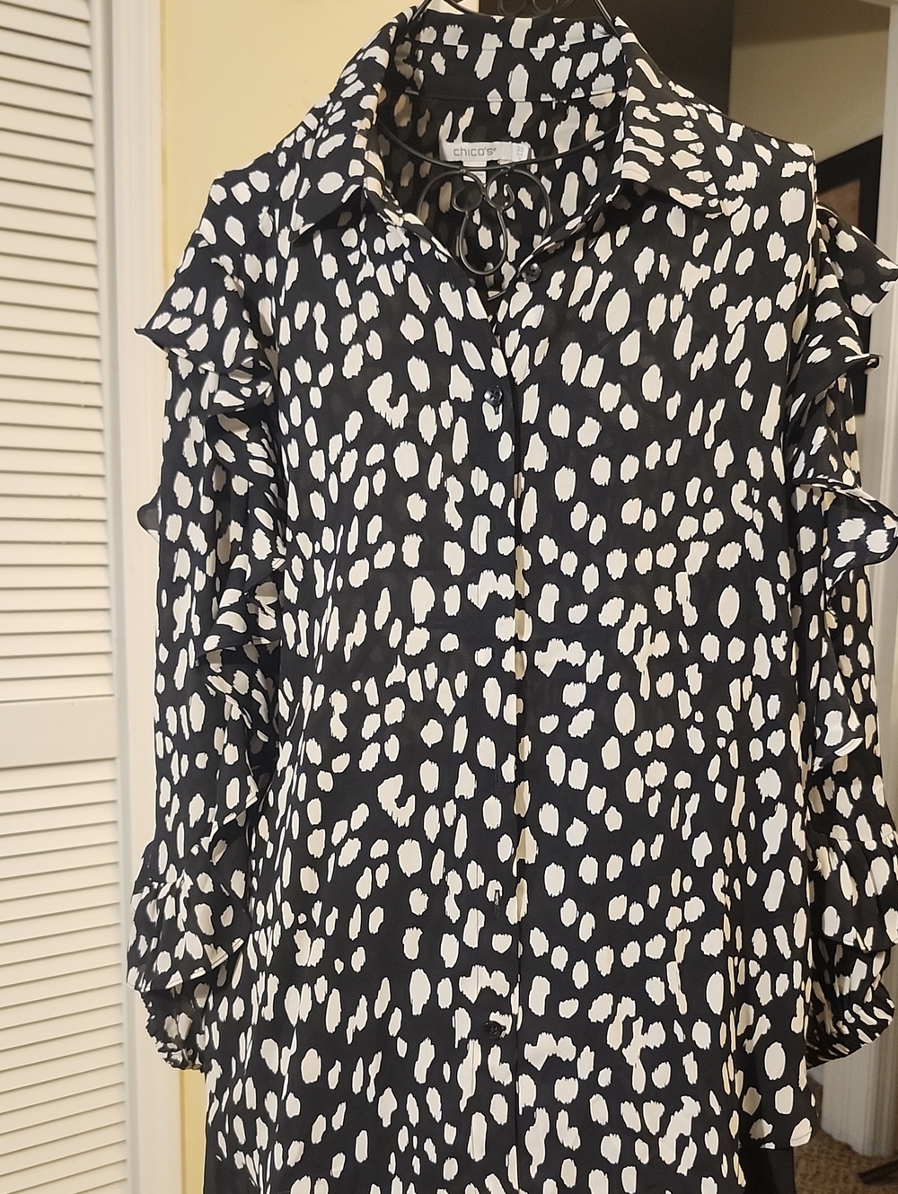 Chico's Black & White Spot Ruffle Sleeve Button-Down Top